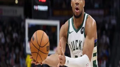 杰伦-布朗本赛季已出战58场，距65场参赛门槛还差7场，常规赛仅余8场。今日凯尔特人客场挑战灰熊，布朗与科内特因伤缺阵。